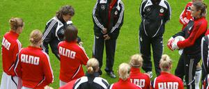 DFB-Bundestrainerin Silvia Neid spricht mit ihrer Mannschaft.