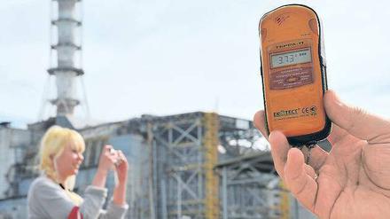 Der Geigerzähler gehört zur Grundausrüstung. Bei einer Führung am Sarkophag von Reaktor 4 in Tschernobyl zeigt das Messgerät eine um das 37-fache erhöhte Radioaktivität.