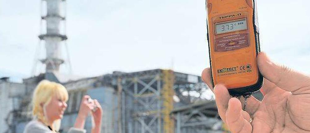 Der Geigerzähler gehört zur Grundausrüstung. Bei einer Führung am Sarkophag von Reaktor 4 in Tschernobyl zeigt das Messgerät eine um das 37-fache erhöhte Radioaktivität.
