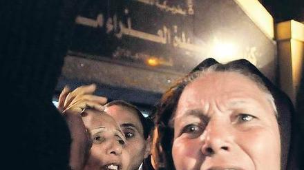 Protest. Kopten demonstrieren vor einer Kirche in Kairo gegen den unzureichenden Schutz christlicher Einrichtungen durch die Polizei. Foto: Reuters