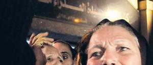 Protest. Kopten demonstrieren vor einer Kirche in Kairo gegen den unzureichenden Schutz christlicher Einrichtungen durch die Polizei. Foto: Reuters