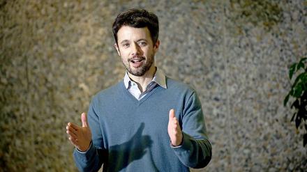 So groß sind sie. Prinz Frederik ist sichtbar stolz.