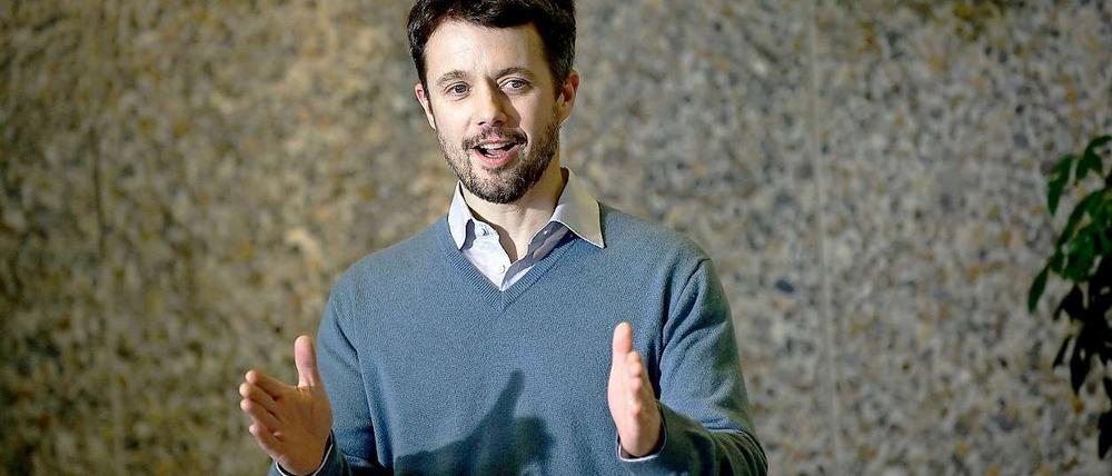 So groß sind sie. Prinz Frederik ist sichtbar stolz.