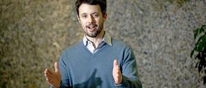 So groß sind sie. Prinz Frederik ist sichtbar stolz.