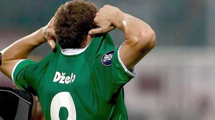 Weg mit dem Trikot, Dzeko geht.
