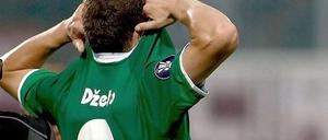 Weg mit dem Trikot, Dzeko geht.