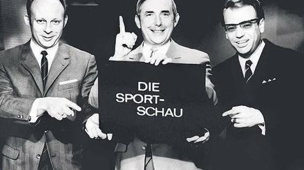 Fußball-Männer. Eigentlich nicht zu fassen, aber bei der „Sportschau“-Premiere sahen Moderatoren aus wie Dieter Adler (v. links), Ernst Huberty und Addi Furler. Foto: WDR