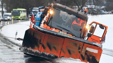 Ausgeglitten. Auch dieser Schneepflug kam von der Fahrbahn ab. Foto: dpa