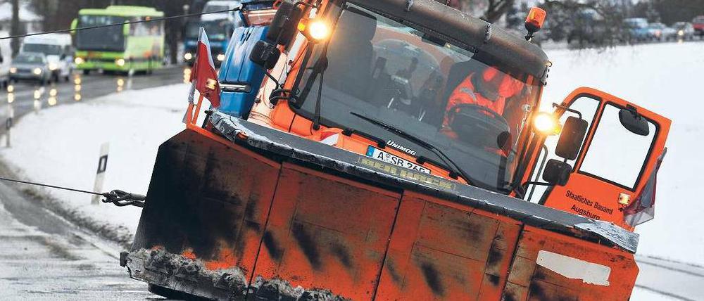 Ausgeglitten. Auch dieser Schneepflug kam von der Fahrbahn ab. Foto: dpa
