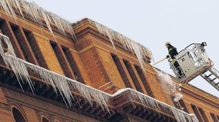 Zapfenstreich. Mehrere hundert Mal rückte die Feuerwehr in den vergangenen Tagen aus, um Dächer von Schnee- und Eismassen zu befreien. Hauseigentümer müssen für diese Einsätze zahlen – doch die Feuerwehr hat bisher noch nicht einmal die Rechnungen für die Einsätze des vergangenen Winters geschrieben.