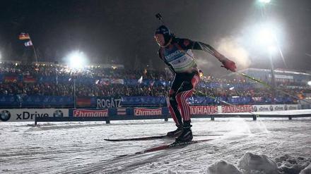 Im Rampenlicht. Auf Bitte des Fernsehens starten die Biathleten – hier Michael Greis – in Oberhof erst abends. 