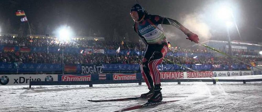 Im Rampenlicht. Auf Bitte des Fernsehens starten die Biathleten – hier Michael Greis – in Oberhof erst abends. 