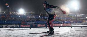 Im Rampenlicht. Auf Bitte des Fernsehens starten die Biathleten – hier Michael Greis – in Oberhof erst abends. 