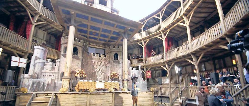 Shakespeare besucht Potsdam. Auch Roland Emmerich gefiel es in Babelsberg so gut, dass er hier den Film „Anonymous“ drehte, in altenglischer Theaterkulisse. Foto: Eventpress Herrmann