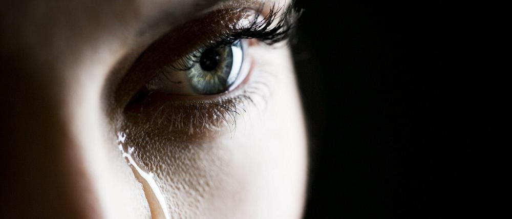 Warum weinen Frauen so häufig? Um Männer weichzukochen, behaupten israelische Forscher.