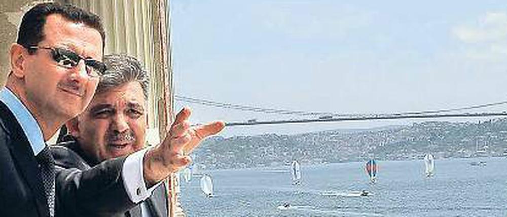 Syriens Präsident Baschar al Assad lässt sich vom türkischen Präsident Abdullah Gül den Bosporus zeigen. Zusammen mit Jordanien und dem Libanon streben sie eine Nahost-Union ähnlich der Europäischen Union an.