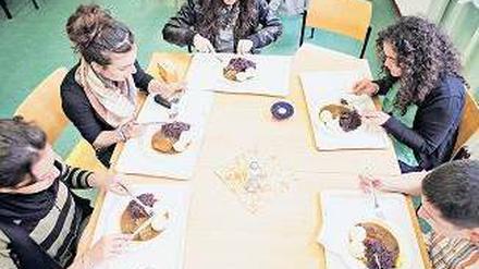 Schmeckt´s? An fast allen Sekundarschulen gibt es Mittagessen. Doch nur wenige Schüler sind wirklich zufrieden mit dem Angebot.