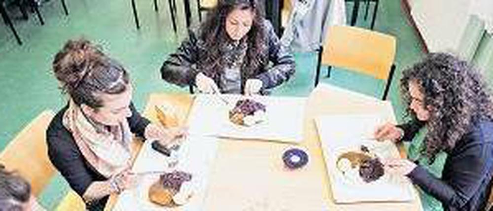 Schmeckt´s? An fast allen Sekundarschulen gibt es Mittagessen. Doch nur wenige Schüler sind wirklich zufrieden mit dem Angebot.