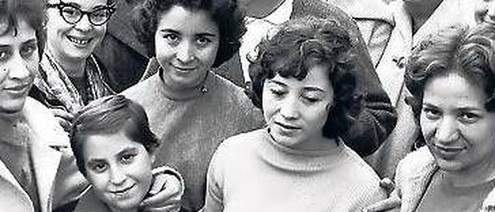 Die Neuen sind da. Türkische Näherinnen im Oktober 1961 in Minden. 