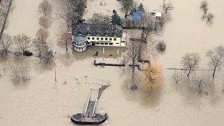 Ein Ausfluglokal in Lahnstein steht in den Fluten des Rheins.
