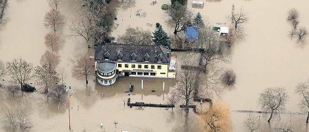Ein Ausfluglokal in Lahnstein steht in den Fluten des Rheins.