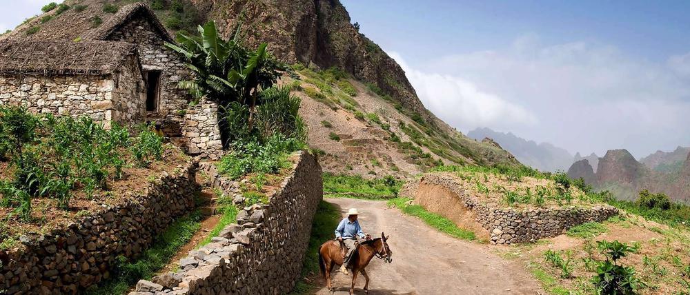 Santo Antao, eine der Kapverdischen Inseln. Wer im breiten Ribeirao-Tal wandert, lernt das Leben der Einheimischen aus nächster Nähe kennen.