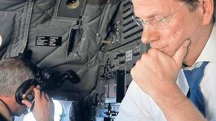 Aktenstudium im Militärtransporter. Außenminister Guido Westerwelle auf dem Weg von Islamabad nach Kabul, wo er Präsident Karsai langfristige Unterstützung zusagte und ein Abkommen für einen vollständigen Schuldenerlass unterzeichnete. 