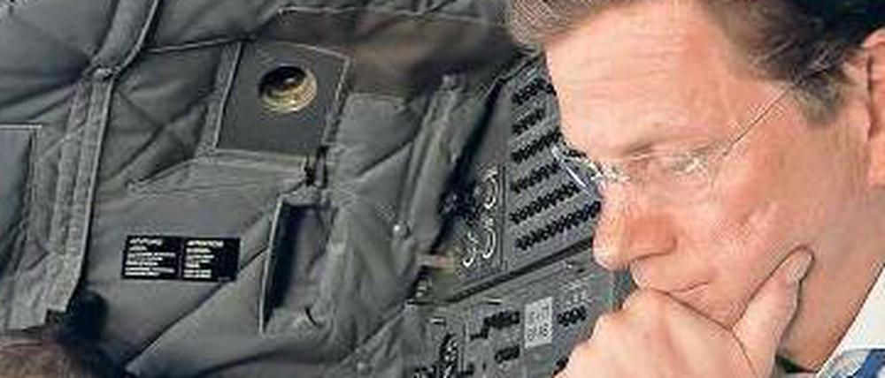 Aktenstudium im Militärtransporter. Außenminister Guido Westerwelle auf dem Weg von Islamabad nach Kabul, wo er Präsident Karsai langfristige Unterstützung zusagte und ein Abkommen für einen vollständigen Schuldenerlass unterzeichnete. 