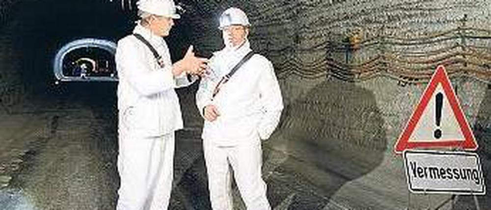 Später Besuch. Monate nachdem Umweltminister Norbert Röttgen (r.) die Wiederaufnahme der Erkundung in Gorleben beschlossen hatte, ließ er sich vom Chef des Strahlenschutzamtes, Wolfram König, den Salzstock erklären. 