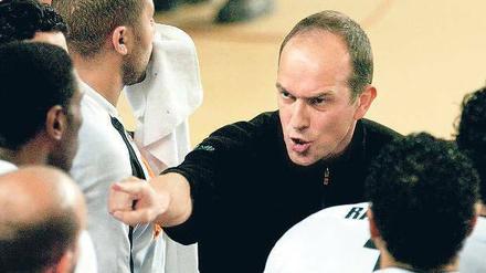 Jörn-Uwe Lommel, 52, war von 2005 bis 2009 Trainer der Berliner Füchse und führte sie in dieser Zeit in die Bundesliga. Von 2003 bis 2005 arbeitete er schon einmal als Nationaltrainer der ägyptischen Handballer, mit denen er 2004 Afrikameister wurde. Aus dieser Zeit stammt auch unser Foto. Lommel hat 14 Länderspiele für Deutschland bestritten. 