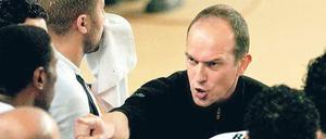 Jörn-Uwe Lommel, 52, war von 2005 bis 2009 Trainer der Berliner Füchse und führte sie in dieser Zeit in die Bundesliga. Von 2003 bis 2005 arbeitete er schon einmal als Nationaltrainer der ägyptischen Handballer, mit denen er 2004 Afrikameister wurde. Aus dieser Zeit stammt auch unser Foto. Lommel hat 14 Länderspiele für Deutschland bestritten. 