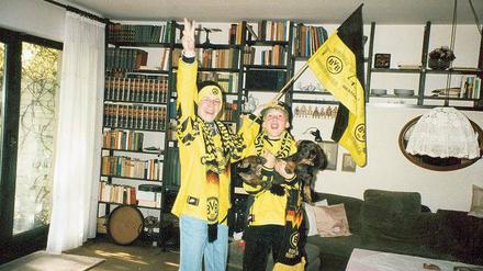 Gruppenbild mit Kampfhund: Unser Autor (links, ohne Dackel) als 12-jähriger vor dem Champions-League-Finale 1997 im elterlichen Wohnzimmer in Dortmund-Aplerbeck.