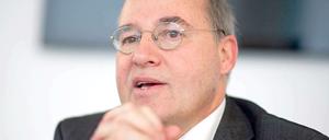 Gregor Gysi kennt viele Definitionen von Kommunismus.