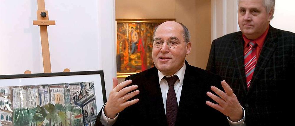 Der Fraktionsvorsitzende der Partei Die Linke, Gregor Gysi, und der Vorstandsvorsitzende der Rosa-Luxemburg-Stiftung, Heinz Vietze, präsentieren in der Galerie am Rathaus eine Zeichnung von Ewald Christian Tergreve mit dem Titel "Leichenzug der Rosa Luxemburg" von 1953.
