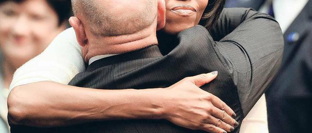Trost. Michelle Obama umarmt den Mann von Gabrielle Giffords.Foto: Kevork Djansezian/dpa