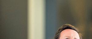 Was nun? Der britische Premier David Cameron fährt ein hartes Sparprogramm, das bei den Wählern nicht gut ankommt. Foto: AFP