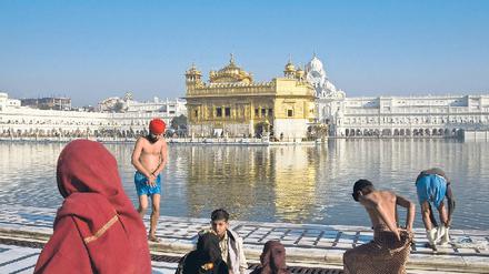Vorsicht am Wasser. Indien zählt wie andere tropische Gebiete Asiens, Afrikas und Lateinamerikas zum Verbreitungsgebiet des Denguefiebers. Hier der Goldene Tempel von Amritsar.
