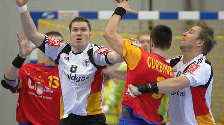 In einem umkämpften Spiel setzt sich Spanien in der Schlussphase entscheidend ab. Sebastian Preiß und Oliver Roggisch (r.) können es nicht verhindern.