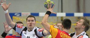 In einem umkämpften Spiel setzt sich Spanien in der Schlussphase entscheidend ab. Sebastian Preiß und Oliver Roggisch (r.) können es nicht verhindern.