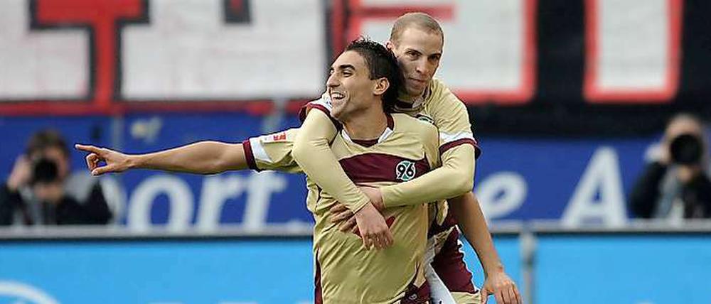 Triumph ist Trumpf: Hannovers Mohammed Abdellaoue (vorne) bejubelt mit Jan Schlaudraff sein Tor zum 1:0 bei Eintracht Frankfurt, am Ende stand es 3:0 für Hannover, das damit auf Platz 2 der Tabelle vorrückt.