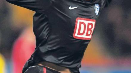 Doppelt hält besser. Herthas Stürmer Lasogga nach seinem zweiten Tor zum zwischenzeitlichen 2:1. Am Ende gewinnen die Berliner 3:1 in Oberhausen. Foto: City-Press