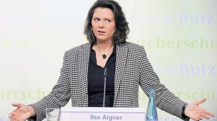 Erst wütend, dann düpiert. Verbraucherministerin Ilse Aigner (CSU) legt sich mit der niedersächsischen Regierung an. Foto: dpa