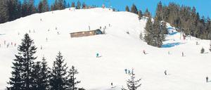 Klein und fein: das Skigebiet Spitzingsee. Hier warten überwiegend mittelschwere Pisten auf den Skiläufer. Auch an Snowboarder und Wanderer ist gedacht. Foto: Tegernseer Tal Tourismus