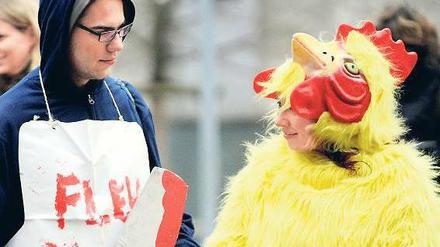 Ich Metzger, du Huhn. Drinnen wurde verhandelt, draußen demonstriert. Teilweise auch in lustigen Verkleidungen.