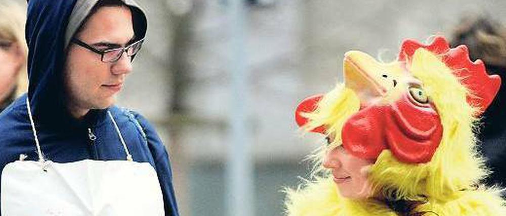 Ich Metzger, du Huhn. Drinnen wurde verhandelt, draußen demonstriert. Teilweise auch in lustigen Verkleidungen.