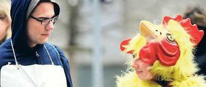 Ich Metzger, du Huhn. Drinnen wurde verhandelt, draußen demonstriert. Teilweise auch in lustigen Verkleidungen. 