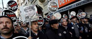 Demonstranten in Istanbul erinnern an den mittlerweile vier Jahre zurückliegenden Mord an Hrant Dink, der bis heute nicht aufgeklärt ist.