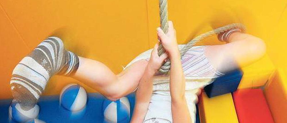 Bloß nicht abrutschen. Wenn Eltern keine Arbeit haben oder so wenig verdienen, dass sie zusätzlich staatliche Hilfe beziehen, leiden vor allem die Kinder unter der Armut. In den Einrichtungen der „Arche“ in Problemkiezen werden jeden Tag hunderte Kinder betreut. Foto: ddp