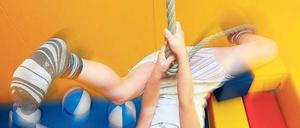 Bloß nicht abrutschen. Wenn Eltern keine Arbeit haben oder so wenig verdienen, dass sie zusätzlich staatliche Hilfe beziehen, leiden vor allem die Kinder unter der Armut. In den Einrichtungen der „Arche“ in Problemkiezen werden jeden Tag hunderte Kinder betreut. Foto: ddp