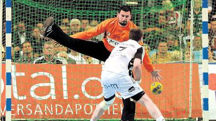 Groß, breit, schnell. Arpad Sterbik, hier mit Ciudad Real in der Champions League gegen den THW Kiel, ist kaum zu überwinden. Foto: dpa